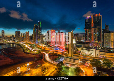Skyline della città illuminata al crepuscolo, Panama City, Panama America Centrale