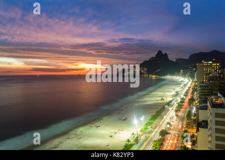Tramonto sulla spiaggia di Ipanema e Dois Irmaos (due fratelli) montagna, Rio de Janeiro, Brasile, Sud America Foto Stock