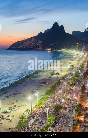 Tramonto sulla spiaggia di Ipanema e Dois Irmaos (due fratelli) montagna, Rio de Janeiro, Brasile, Sud America Foto Stock