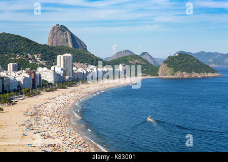 Spiaggia di Copacabana beach e Sugar Loaf, Rio de Janeiro, Brasile, Sud America Foto Stock