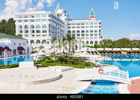 The popular resort Amara Dolce Vita Luxury Hotel. With pools and water parks and recreational area along the sea coast in Turkey. Tekirova-Kemer Foto Stock