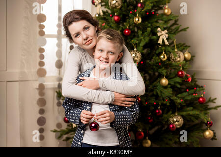 La famiglia felice alla vigilia di Natale Foto Stock