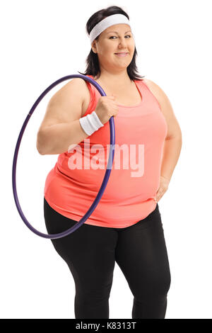 Donna sovrappeso tenendo un hula-hoop e guardando la telecamera isolata su sfondo bianco Foto Stock