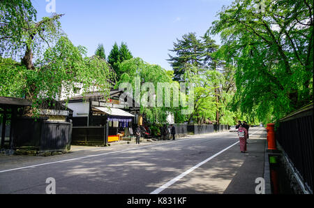 Akita, Giappone - 17 maggio 2017. la gente camminare sulla strada di kakunodate samurai del distretto di Akita, Giappone. kakunodate è un ex castello storico e samurai s Foto Stock