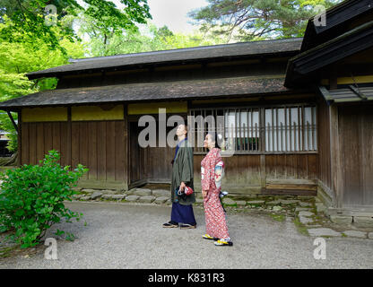 Akita, Giappone - 17 maggio 2017. Un paio in kimono visitando kakunodate samurai del distretto di Akita, Giappone. kakunodate è un ex castello storico e samurai s Foto Stock