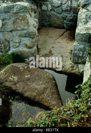 St Levan della santa ben & Battistero sopra Porth Cappella Cove, West Penwith, Cornovaglia: guarigione ben collegato con C6th Celtic missionario Selevan st. Foto Stock