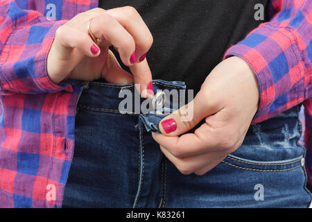 Una giovane donna messa in jeans Foto Stock