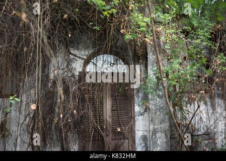 Casa abbandonata in stile europeo nel centro storico di Semarang, Giava Centrale, Indonesia. Foto Stock