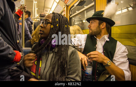 :Locali alnd turisti all'interno di un metro sul loro modo al Oktoberfest Foto Stock