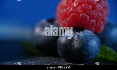 Frutta fresca - mirtillo, lampone. splendidamente rivestiti con lamponi e mirtilli Foto Stock