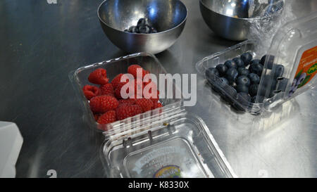 Frutta fresca - mirtillo, lampone. splendidamente rivestiti con lamponi e mirtilli Foto Stock