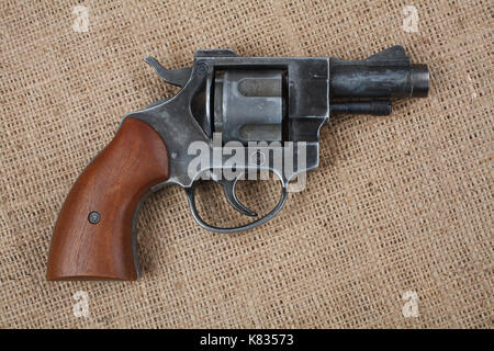 Revolver sullo sfondo di tela Foto Stock