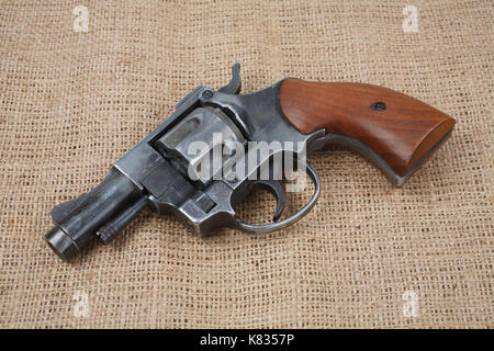 Revolver sullo sfondo di tela Foto Stock