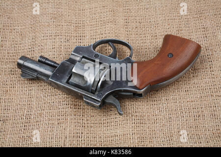 Revolver sullo sfondo di tela Foto Stock