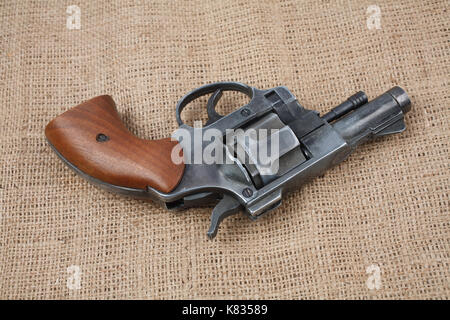 Revolver sullo sfondo di tela Foto Stock