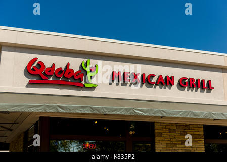 Madison, WI - 13 settembre 2017: qdoba mexican grill restaurant sign. Foto Stock