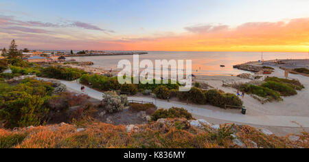 Un estate tramonto su una trafficata spiaggia bagnanti in Fremantle, WA Foto Stock