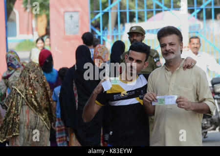 Lahore, Pakistan. Xviii Sep, 2017. Il personale di sicurezza guardia come coda di elettori a votare in na- 120 da-elezione. elezione iniziato alle 8 del mattino in tutto 220 seggi elettorali nella capitale provinciale. un totale di 44 candidati stanno contestando per l assemblea nazionale sede di Lahore. Credito: rana sajid hussain/Pacific press/alamy live news Foto Stock