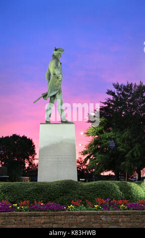 Nathanael Greene (guerra rivoluzionaria generale) statua nel traffico di Holliday circle, Greenboro, North Carolina. Foto Stock