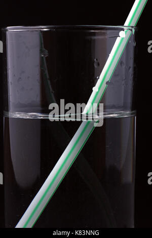 Detail Eines von schwarzen hintergrund im Wasserglas Foto Stock