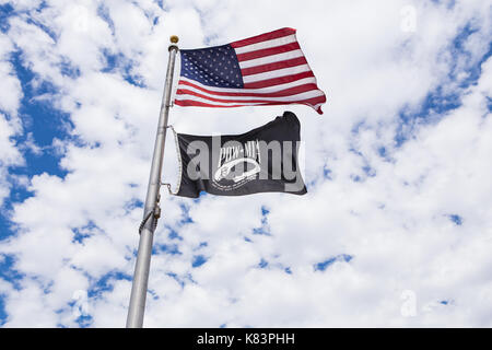 La bandiera americana vola su un POW-MIA bandiera in un memoriale in California USA Foto Stock