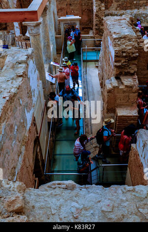 Persone tour all'interno della 'case Terrazza' in Efeso in Turchia come lavoratori cercare di rimontare il sito storico. Essi erano delle case per i ricchi. Foto Stock