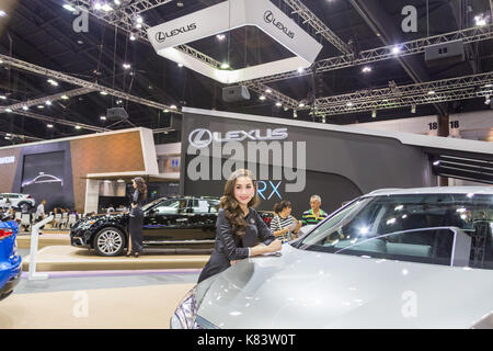 Bangkok, Tailandia - 11 dicembre 2016 : modello non identificato con la Lexus auto presso il 33nd thailandia international motor expo su dicembre 11,2016 in bangk Foto Stock