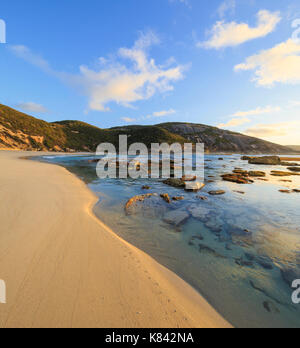 Sunrise a fori di salmone in Torndirrup National Park Foto Stock