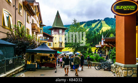 Mercato di fattoria nel villaggio alpino di picchi di Sun nel centro di British Columbia, Canada il 13 agosto 2017, che si tiene ogni domenica in primavera e in estate Foto Stock