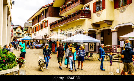 Mercato di fattoria nel villaggio alpino di picchi di Sun nel centro di British Columbia, Canada il 13 agosto 2017, che si tiene ogni domenica in primavera e in estate Foto Stock