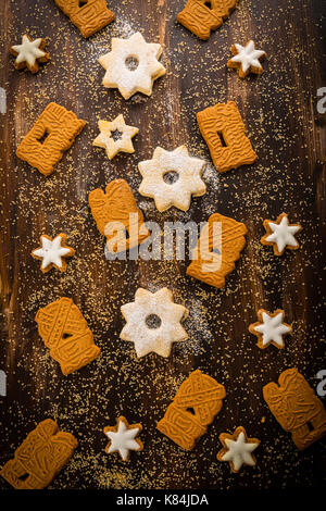 In casa gingerbread cookies per natale Foto Stock