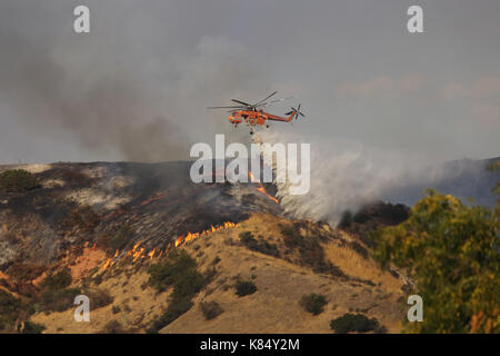 Los Angeles, CA / STATI UNITI D'AMERICA - sett. 2, 2017: Un Erickson Air-Crane elicottero scende ritardante chimico sul tonno La Fire, che bruciava oltre 8.000 acri. Foto Stock