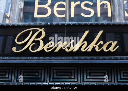 Cartello di Bershka su un edificio. Bershka è un rivenditore e fa parte del gruppo spagnolo Inditex che possiede anche i marchi di Zara, massimo Dutti, Pull&Bear An Foto Stock