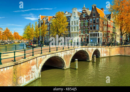 Incredibile paesaggio autunnale, canali di Amsterdam e tipiche case olandesi in capitale dei Paesi Bassi, Europa Foto Stock