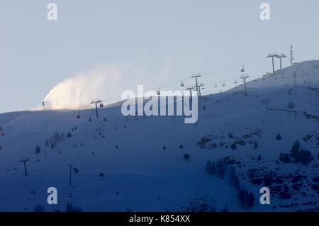 Funivie e neve macchine a una stazione sciistica, huesca, Pirenei, Spagna. Foto Stock