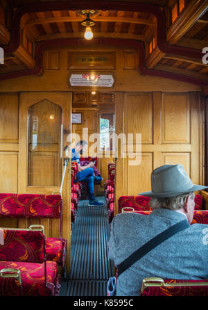 Passeggeri a Manx Victorian tram elettrico Foto Stock