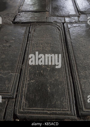 Haghpat monastero o Haghpatavank nel nord Armenia risalente a ca. 976 D.C., un sito patrimonio mondiale dell'Unesco, particolari degli interni, il pavimento con pietra tombale Foto Stock