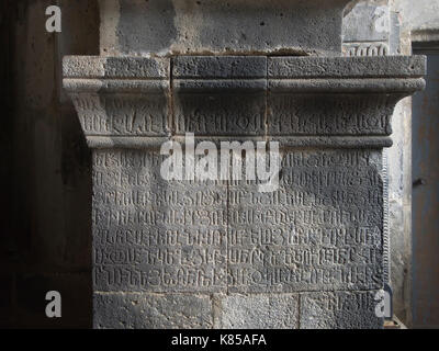 Haghpat monastero o Haghpatavank nel nord Armenia risalente a ca. 976 D.C., un sito patrimonio mondiale dell'Unesco, interior iscrizione intagliata in armeno Foto Stock