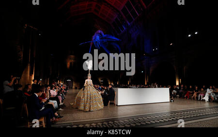 Londra, Regno Unito. Xvii Sep, 2017. I modelli creazioni presenti durante il sheguang hu "Silk Road' haute courture mostra al Museo di Storia Naturale di Londra, Gran Bretagna il sept. 17, 2017. Credito: han yan/xinhua/alamy live news Foto Stock