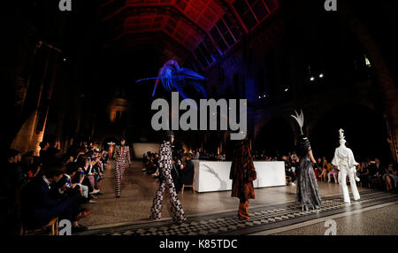 Londra, Regno Unito. Xvii Sep, 2017. I modelli creazioni presenti durante il sheguang hu "Silk Road' haute courture mostra al Museo di Storia Naturale di Londra, Gran Bretagna il sept. 17, 2017. Credito: han yan/xinhua/alamy live news Foto Stock