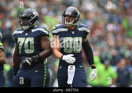 17 settembre 2017: Seattle Seahawks stretto fine Jimmy Graham (88) linee fino ad un gioco durante un gioco tra il San Francisco 49ers e il Seattle Seahawks al campo CenturyLink a Seattle, WA il 17 settembre 2017. Il Seahawks sconfitto il 49ers 12-9. Sean marrone/CSM Foto Stock