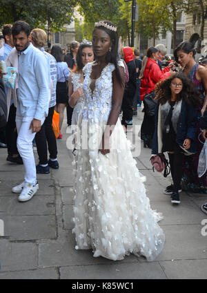 Londra, Regno Unito. Xvii Sep, 2017. london fashion week domenica arrivi street style a bfc credito: johnny armstead/alamy live news Foto Stock