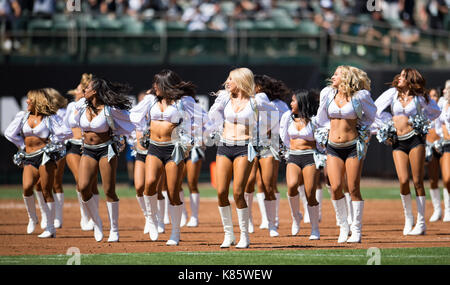 Oakland, la California, Stati Uniti d'America. Xvii Sep, 2017. La Oakland Raiderettes eseguire prima un gioco di NFL tra il New York getti e Oakland Raiders a Oakland Coliseum di Oakland, California. Valerie Shoaps/CSM/Alamy Live News Foto Stock