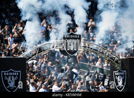 Oakland, la California, Stati Uniti d'America. Xvii Sep, 2017. Il predatore pre-gioco celebrazione davanti a un gioco di NFL tra il New York getti e Oakland Raiders a Oakland Coliseum di Oakland, California. Valerie Shoaps/CSM/Alamy Live News Foto Stock