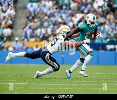 Carson, CA. Xvii Sep, 2017. Los Angeles Chargers difensivo fine Joey Bosa #99 affrontare Miami Dolphins running back Jay Ajayi #23 durante la NFL Miami Dolphins vs Los Angeles Chargers al centro Stubhub a Carson, CA il 17 settembre 2017. (Assoluta fotografo completo & Company Credit: Jevone Moore/MarinMedia.org/Cal Sport Media (rete televisione vi preghiamo di contattare il vostro rappresentante di vendita per uso televisivo. Credito: csm/Alamy Live News Foto Stock