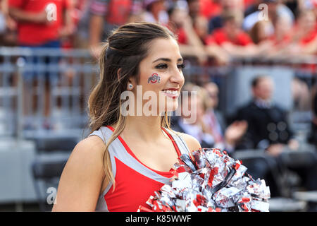 Columbus, Ohio, Stati Uniti d'America. Xvi Sep, 2017. Ohio State Buckeyes Cheerleader alla NCAA Football gioco tra esercito West Point cavalieri neri & Ohio State Buckeyes presso lo Stadio Ohio in Columbus, Ohio. JP Waldron/Cal Sport Media/Alamy Live News Foto Stock