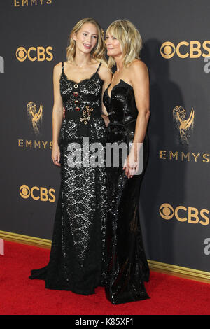 Los Angeles, California, Stati Uniti. 17th settembre 2017. Dylan Penn, Robin Wright, Al 69th Emmy Awards Presso Il Microsoft Theatre In California Il 17 Settembre 2017. Credito: Faye S/Media Punch/Alamy Live News Foto Stock