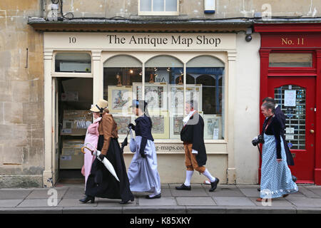 Jane Austen Festival. 8th-17th Settembre 2017. Bagno, Somerset, Inghilterra, Regno Unito, Europa. Regency Mini-Promenade in costume all'Holburne Museum, domenica 17 settembre 2017. Ultimo giorno del festival che quest anno ricorre il bicentenario della Jane Austen's morte. Credito: Ian bottiglia/Alamy Live News Foto Stock