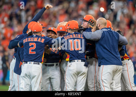 Houston, TX, Stati Uniti d'America. Xvii Sep, 2017. Houston Astros celebrare la graffatura della loro divisione dopo un Major League Baseball gioco tra Houston Astros e il Seattle Mariners al Minute Maid Park a Houston, TX. Astros ha vinto 7-1 e conquistato il Campionato Americano divisione Ovest. Trask Smith/CSM/Alamy Live News Foto Stock