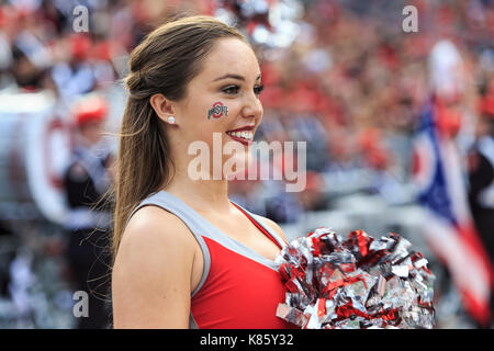 Columbus, Ohio, Stati Uniti d'America. Xvi Sep, 2017. Ohio State Buckeyes Cheerleader alla NCAA Football gioco tra esercito West Point cavalieri neri & Ohio State Buckeyes presso lo Stadio Ohio in Columbus, Ohio. JP Waldron/Cal Sport Media/Alamy Live News Foto Stock